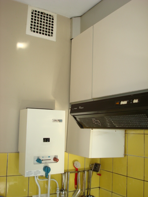 L’ouverture haute pour l’évacuation des gaz de combustion doit être placée près du plafond, être non-obturable et présenter une section de minimum 150 cm2. 