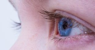 C'est surtout chez les enfants que le risque d'éclaboussures dans les yeux est le plus grand.