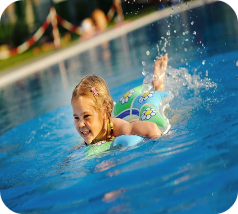 Un plongeon rafraichissant dans l’eau claire de la piscine? Utilisez avec prudence les produits de traitement de l’eau.