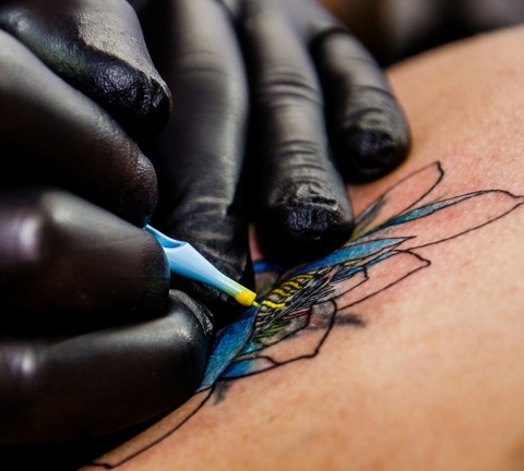 Les tatouages à l'encre peuvent contenir des substances toxiques.