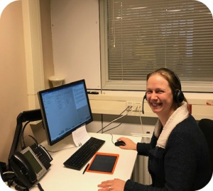 Une collègue néerlandaise en action à la permanence téléphonique.