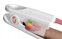 Le CO-oxymètre de pouls utilise un système de clip qui se fixe au bout du doigt.