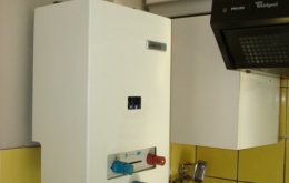Un chauffe-eau est un petit appareil de production d’eau chaude au gaz (un appareil électrique ne dégage pas de CO) le plus souvent non raccordé à une cheminée. 