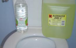 Le mélange de l’eau de Javel avec un acide cause de nombreux accidents, par exemple lors du nettoyage de la cuvette des toilettes avec un détartrant sur lequel on verse de l’eau de Javel.
