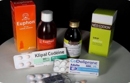 Depuis 2013, les préparations contenant de la codéine ne sont disponibles en pharmacie que sur prescription médicale. 
