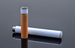 Net zoals gewone sigaretten(peuken) gevaarlijk zijn voor kinderen, vormen elektronische sigaretten en de vullingen die nicotine bevatten een risico voor hen.