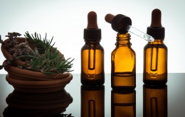 Flesjes essentiële oliën lijken vaak op flesjes van medicijnen zoals bijvoorbeeld oogdruppels. Bewaar ze best apart om ongevallen te voorkomen.