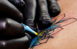 Il est recommandé aux personnes souhaitant se faire tatouer de s’informer auprès du tatoueur sur les produits utilisés.